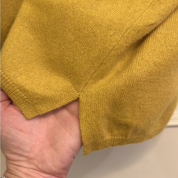Cashmere Yellow and Cream Women's turtleneck - Picture 2 of 7
